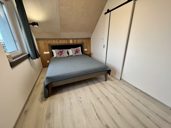 sypialnia z dużym łóżkiem w nowoczesnym domku