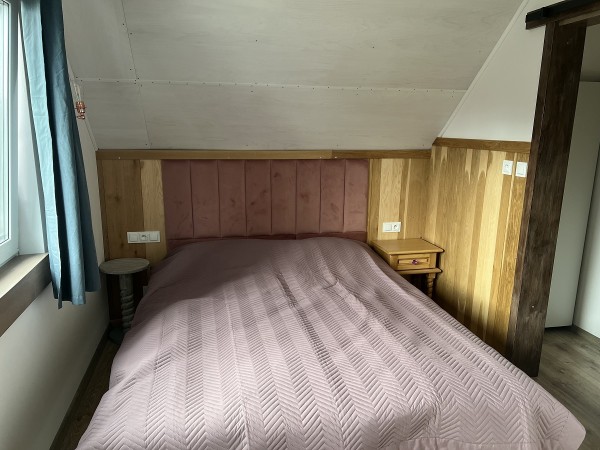 sypialnia z dużym łóżkiem w domku nad morzem Bałtyckim