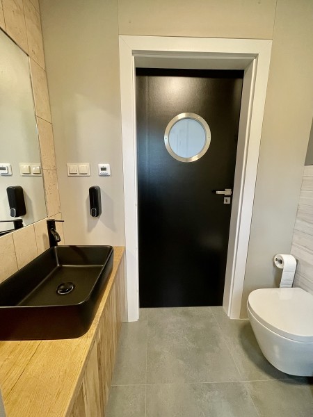 łazienka z prysznicem w nowoczesnym domku nad morzem