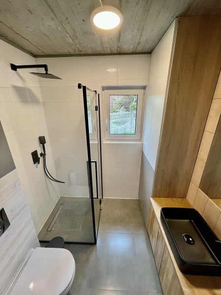 łazienka w komfortowym domku loftowym w Chłapowie